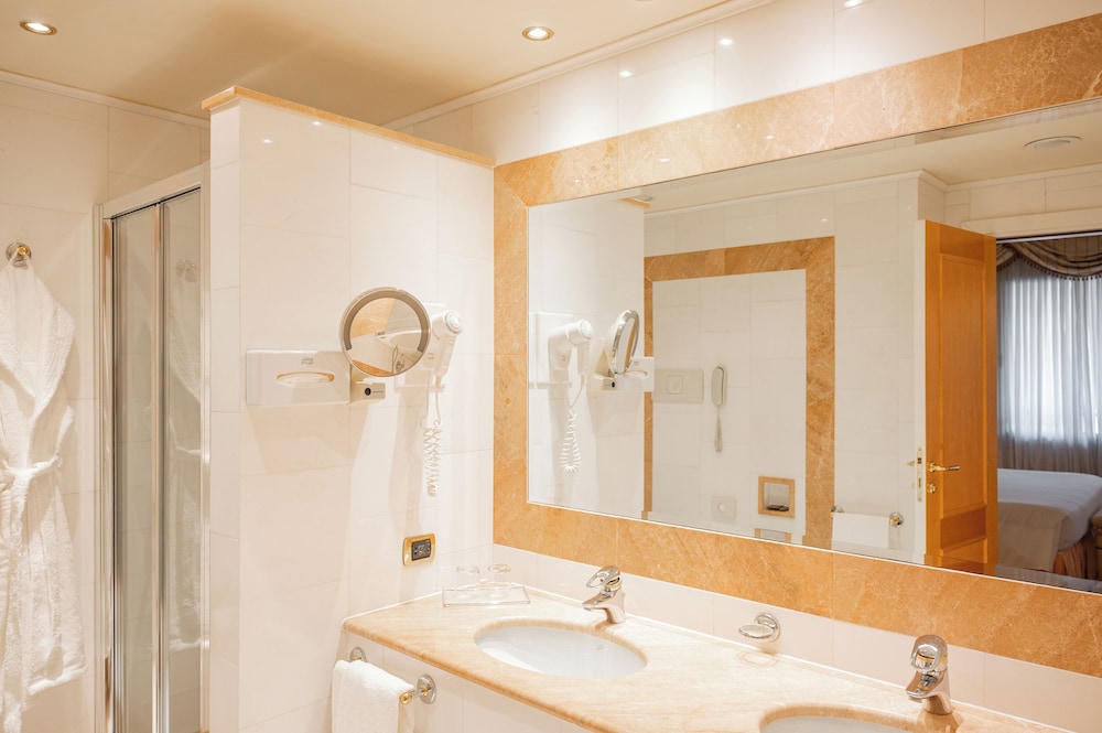 Suite Junior del hotel Royal Carlton. Foto 5