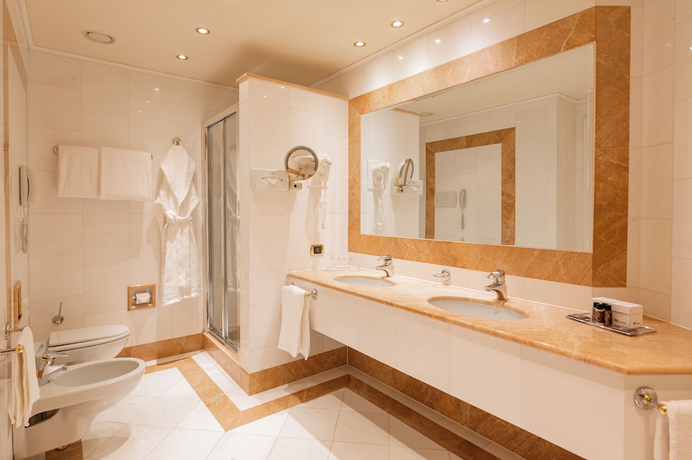Suite Junior del hotel Royal Carlton. Foto 6
