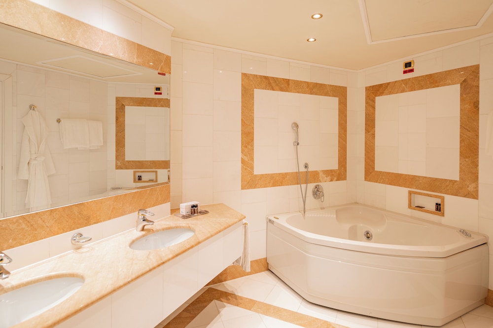 Suite Junior del hotel Royal Carlton. Foto 7