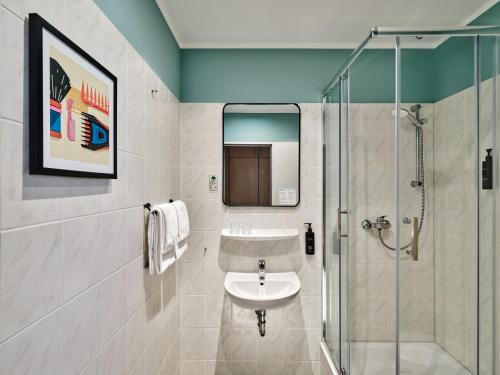 Habitación Doble Estándar con ducha a ras de suelo - 2 camas del hotel Garner Hotel Berlin - Schöneberg, an IHG. Foto 4