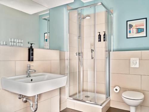Premium Room with Three Single Beds - Up to Three Adults del hotel Garner Hotel Berlin - Schöneberg, an IHG. Foto 7