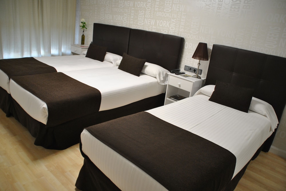 Habitación Doble con Cama supletoria del hotel Junquera. Foto 2