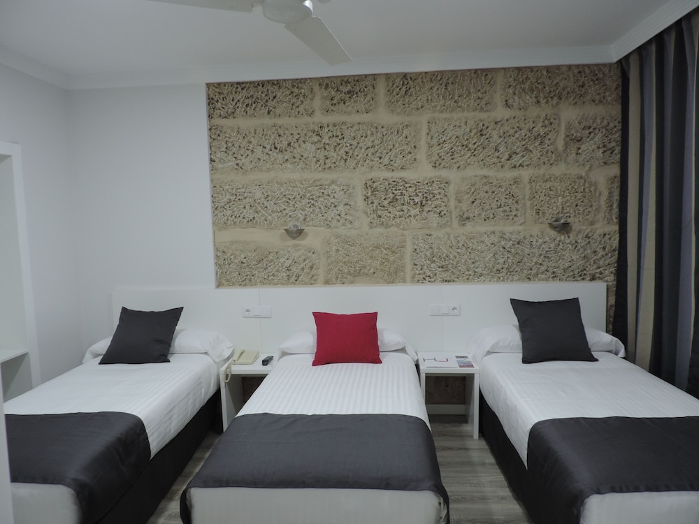 Habitación Triple Económica del hotel Junquera. Foto 1