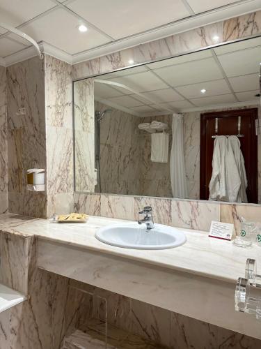 Habitación Deluxe con cama extragrande del hotel Turia. Foto 2
