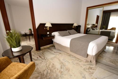 Habitación con cama grande del hotel Turia