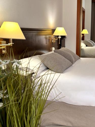 Habitación con cama grande del hotel Turia. Foto 1