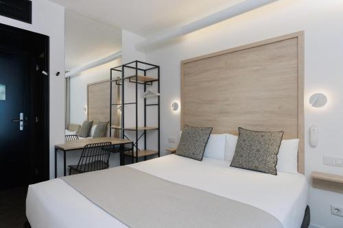 Habitación Triple del hotel Casa Lit Barcelona. Foto 5