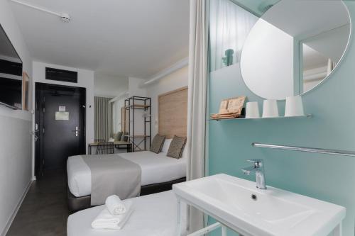 Habitación Triple del hotel Casa Lit Barcelona. Foto 6