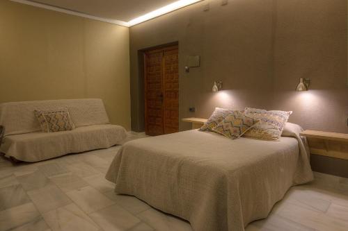 Habitación Doble Superior con cama supletoria del hotel Los Patios. Foto 1
