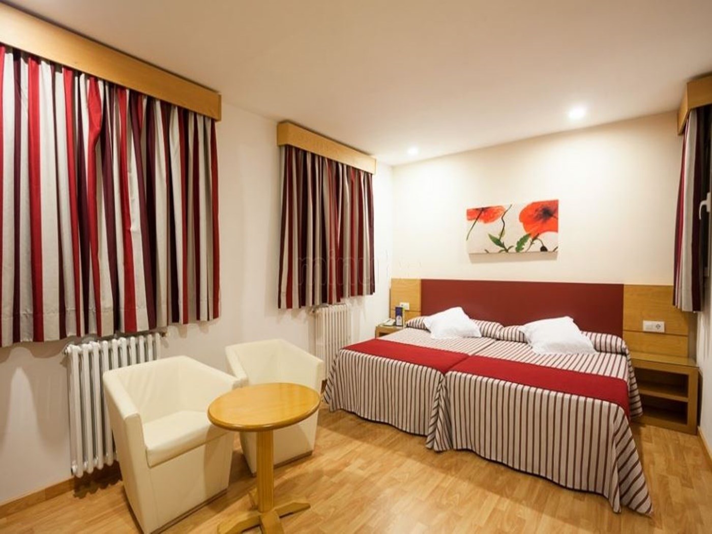 Habitación triple del hotel Amic Colon. Foto 1