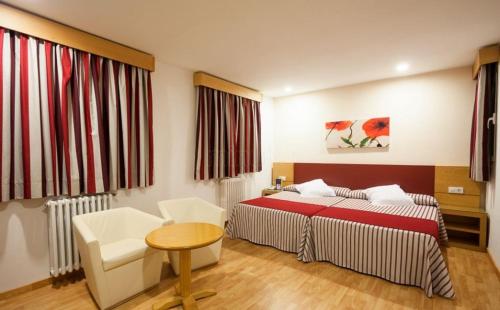 Habitación Familiar (2 adultos + 2 niños de hasta 14 años) del hotel Amic Colon. Foto 1