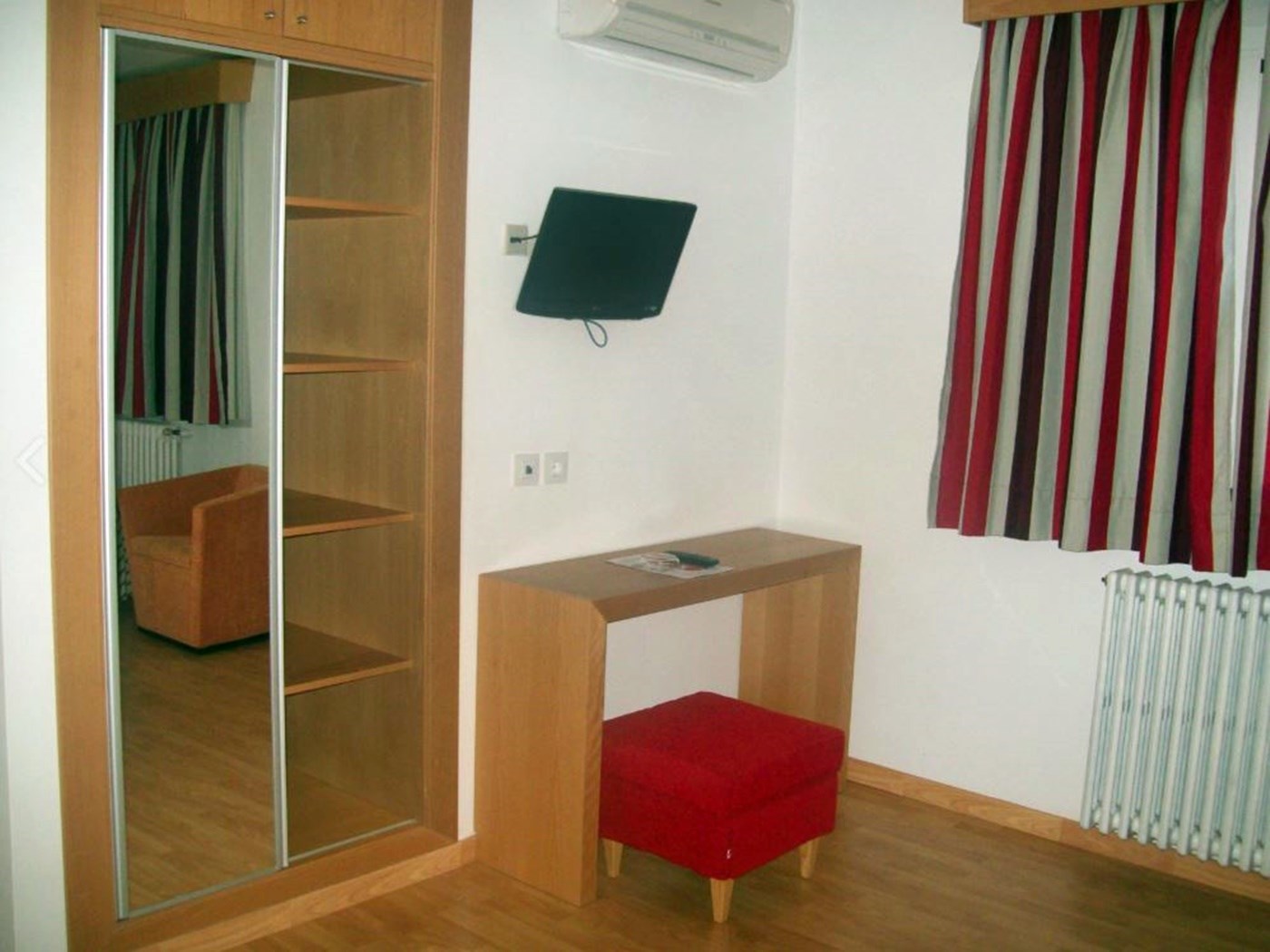 Habitación triple del hotel Amic Colon. Foto 2