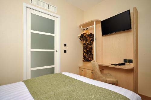 Habitación Doble Estándar del hotel VLH Montparnasse Eiffel. Foto 9