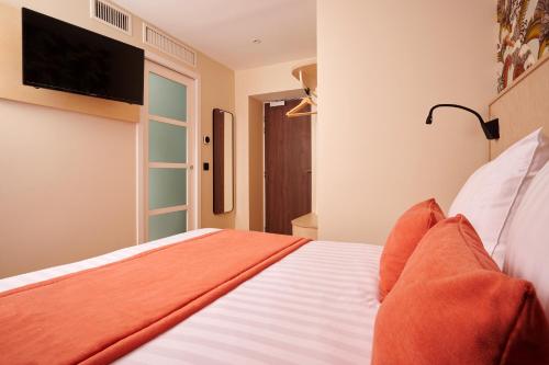 Habitación Doble Estándar del hotel VLH Montparnasse Eiffel. Foto 12