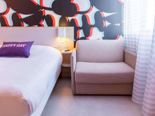 Habitación Doble Estándar con sofá cama del hotel Campanile Bordeaux Centre - Gare Saint-jean