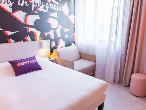 Habitación Doble Estándar con sofá cama del hotel Campanile Bordeaux Centre - Gare Saint-jean. Foto 2