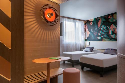 Habitación Doble Estándar - 2 camas del hotel Campanile Bordeaux Centre - Gare Saint-jean. Foto 10