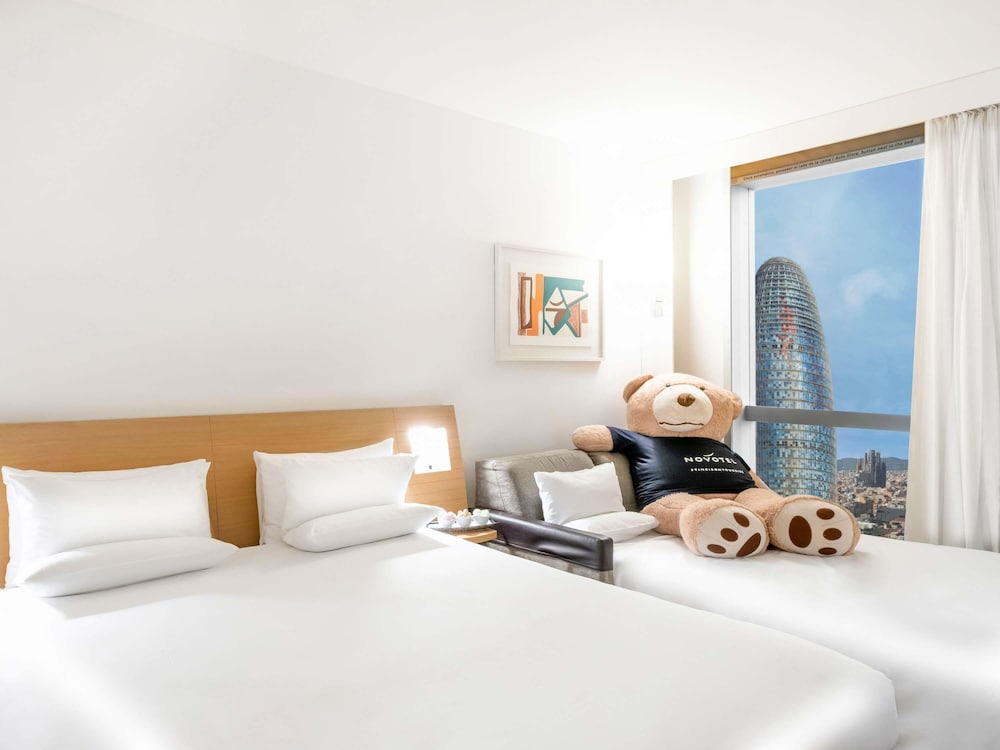 Habitación familiar, 1 cama de matrimonio con sofá cama, vistas a la ciudad del hotel Novotel Barcelona City
