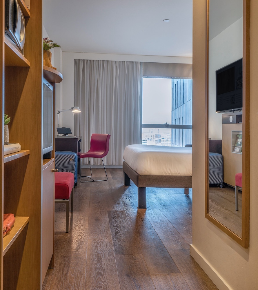 Habitación familiar, 1 cama de matrimonio con sofá cama, vistas a la ciudad del hotel Novotel Barcelona City. Foto 1