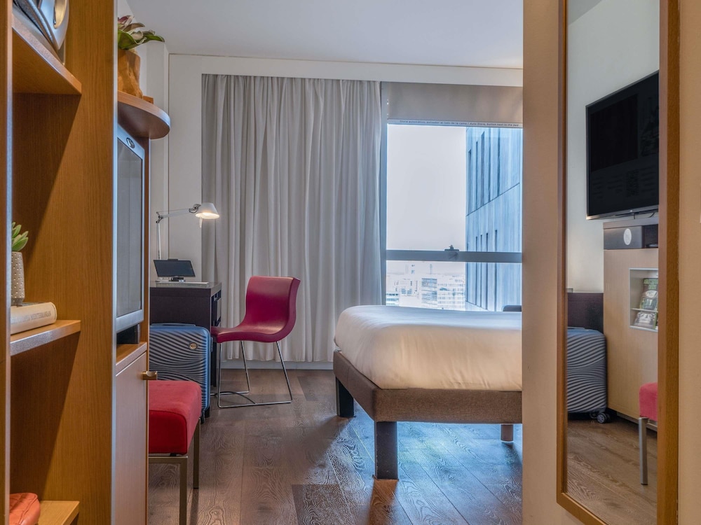 Habitación familiar, 1 cama de matrimonio con sofá cama, vistas a la ciudad del hotel Novotel Barcelona City. Foto 3