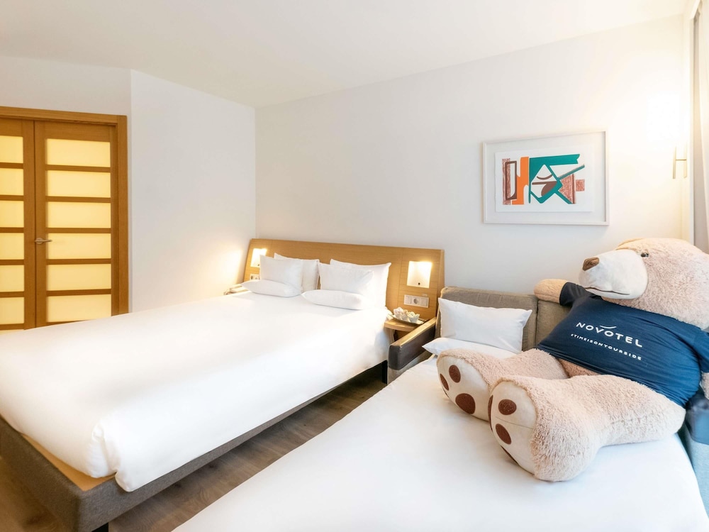 Habitación familiar, 1 cama de matrimonio con sofá cama, vistas a la ciudad del hotel Novotel Barcelona City. Foto 6