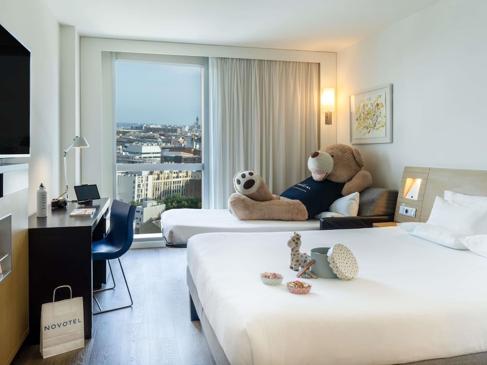 Habitación familiar, 1 cama de matrimonio con sofá cama, vistas a la ciudad del hotel Novotel Barcelona City. Foto 8