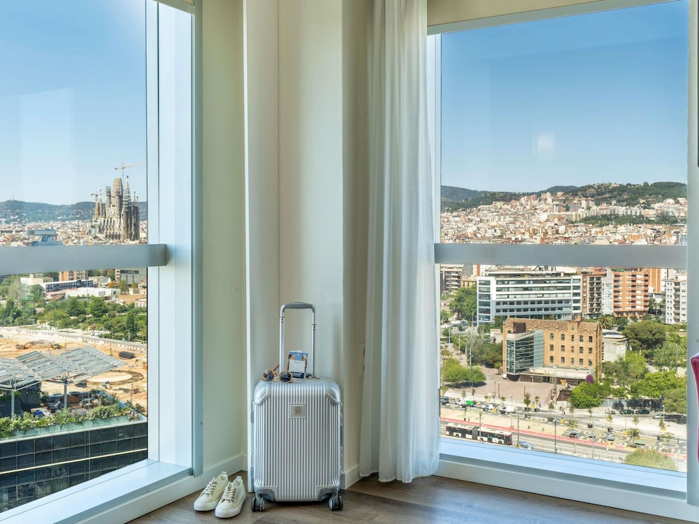Habitación superior, 1 cama de matrimonio (Views) del hotel Novotel Barcelona City. Foto 3