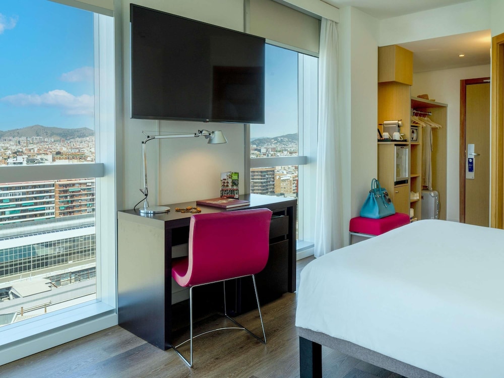 Habitación superior, 1 cama de matrimonio (Views) del hotel Novotel Barcelona City. Foto 7