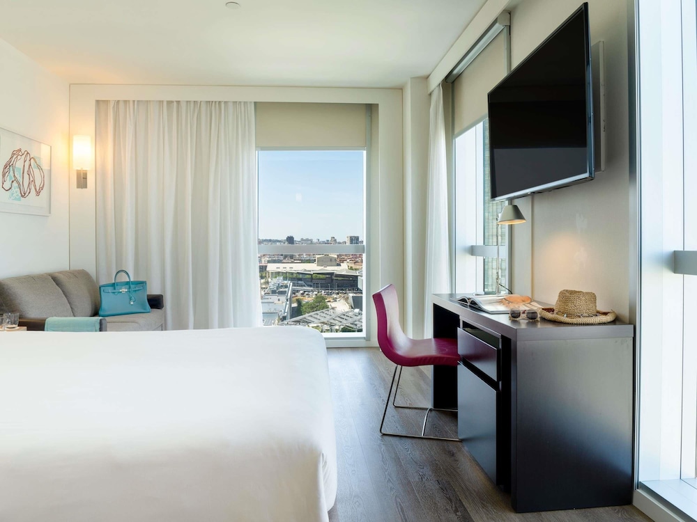 Habitación superior, 1 cama de matrimonio (Views) del hotel Novotel Barcelona City. Foto 8