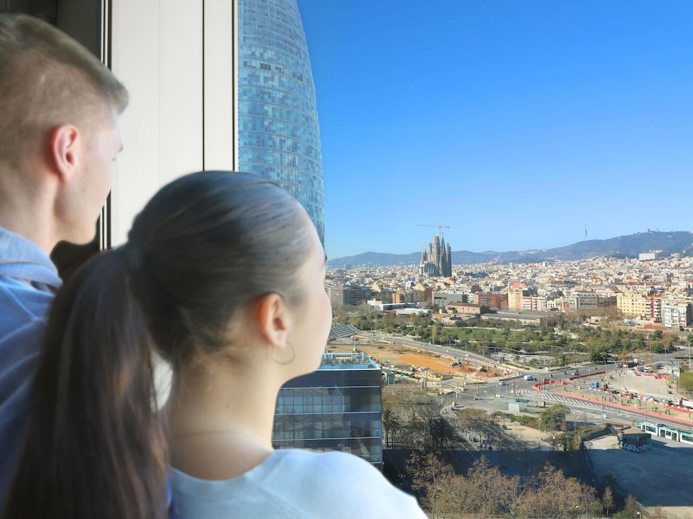 Habitación superior, 1 cama de matrimonio (Views) del hotel Novotel Barcelona City. Foto 10