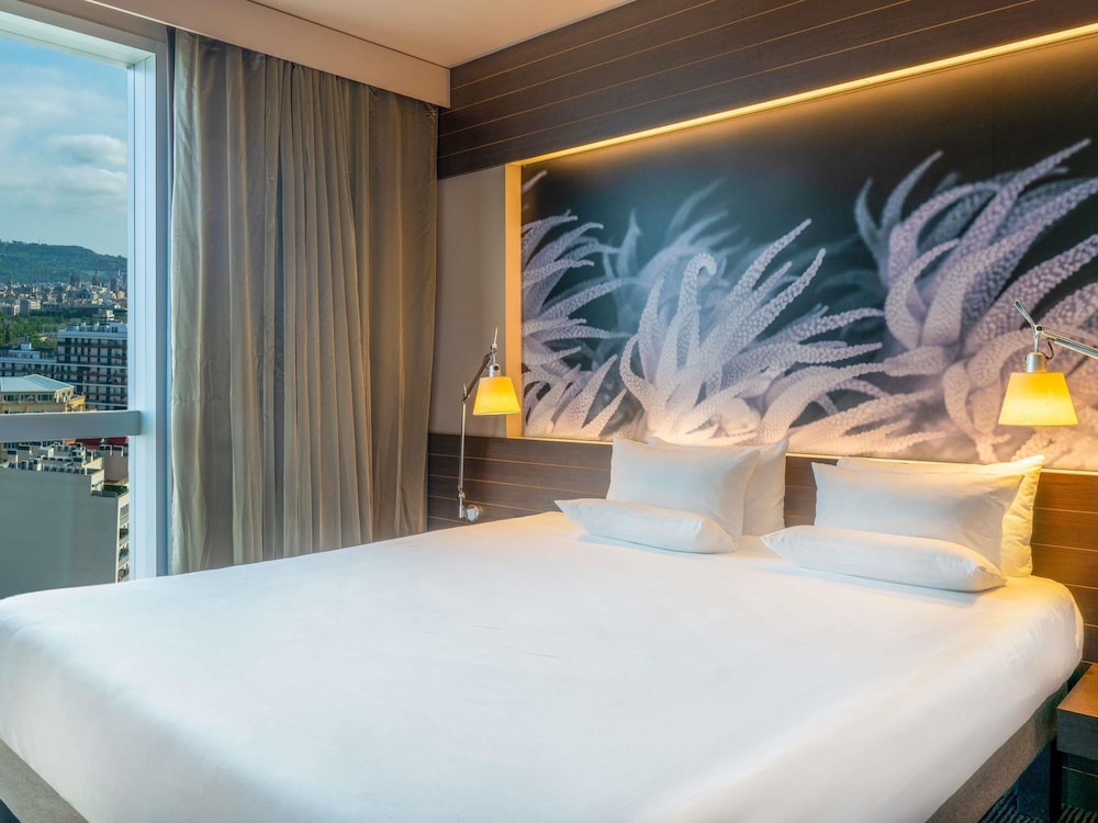 Suite, 1 cama de matrimonio con sofá cama del hotel Novotel Barcelona City