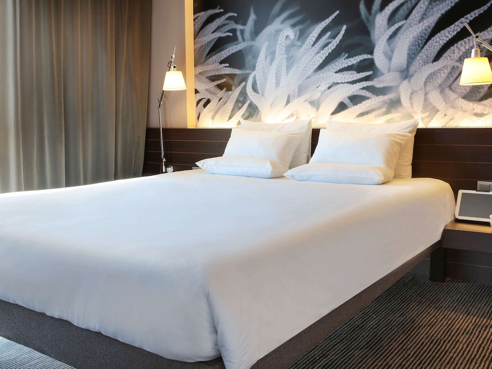 Suite, 1 cama de matrimonio con sofá cama del hotel Novotel Barcelona City. Foto 1