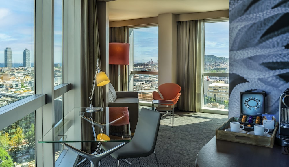 Suite, 1 cama de matrimonio con sofá cama del hotel Novotel Barcelona City. Foto 3