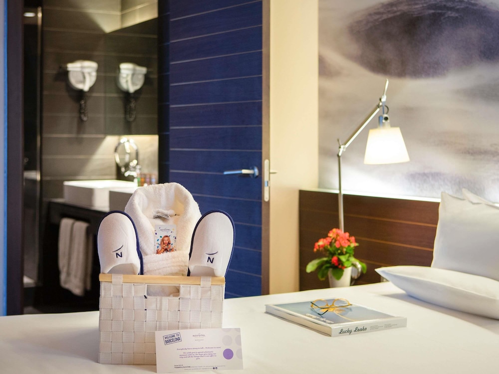 Suite, 1 cama de matrimonio con sofá cama del hotel Novotel Barcelona City. Foto 4