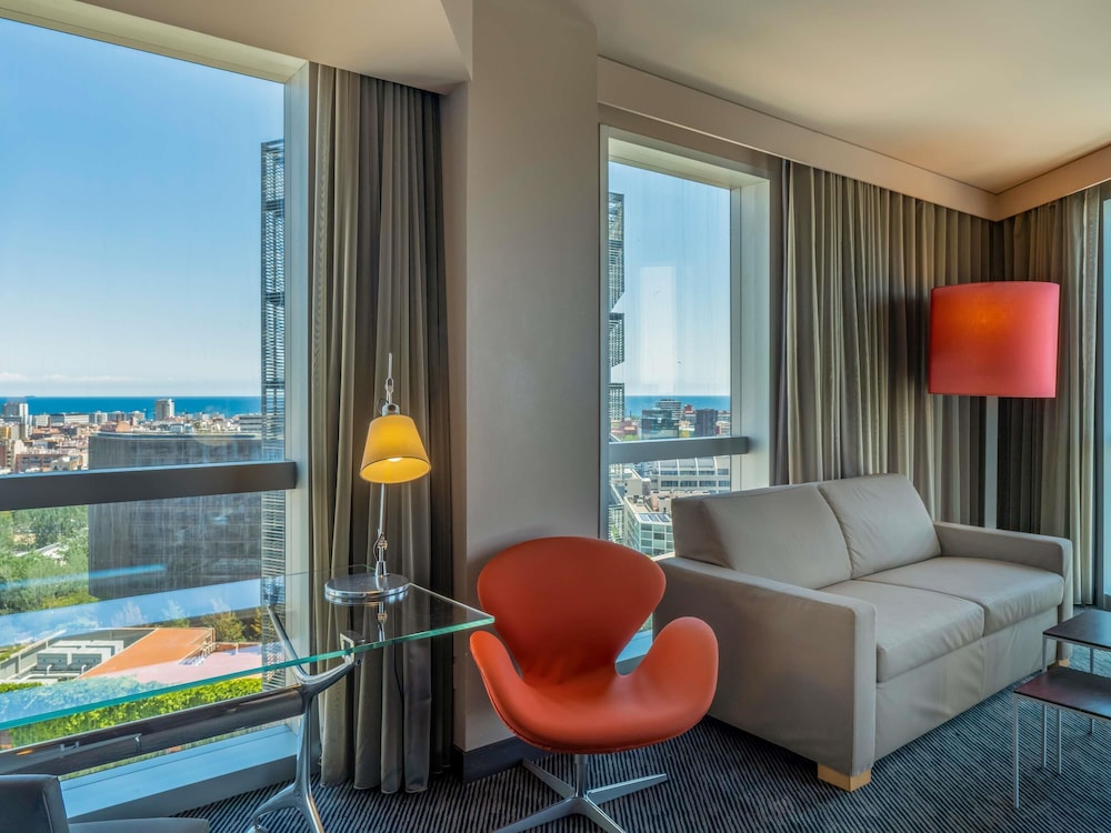 Suite, 1 cama de matrimonio con sofá cama del hotel Novotel Barcelona City. Foto 5