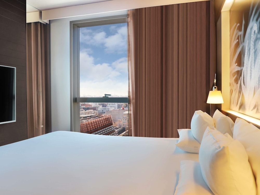 Suite, 1 cama de matrimonio con sofá cama del hotel Novotel Barcelona City. Foto 6