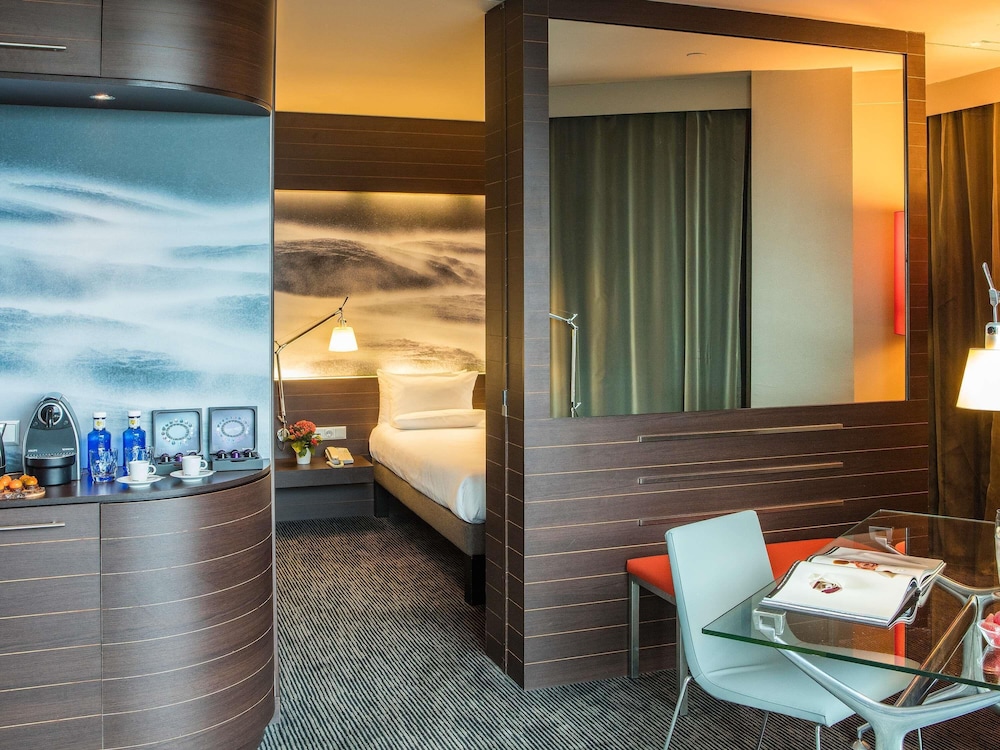 Suite, 1 cama de matrimonio con sofá cama del hotel Novotel Barcelona City. Foto 7