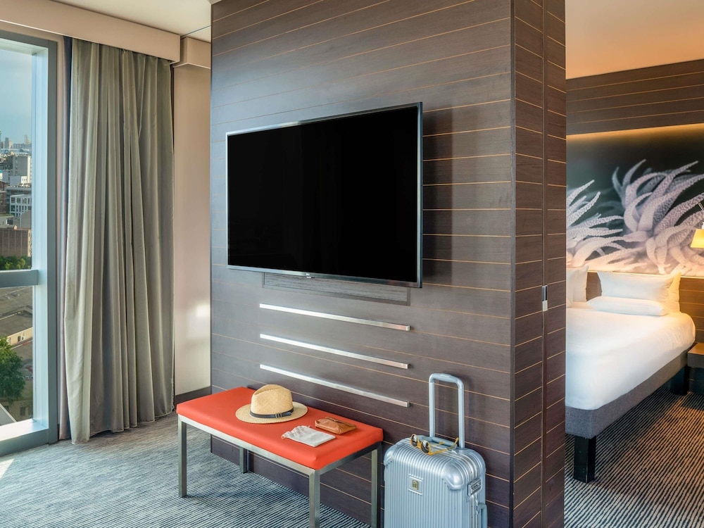 Suite, 1 cama de matrimonio con sofá cama del hotel Novotel Barcelona City. Foto 8