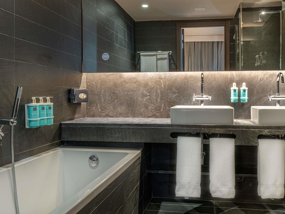Suite, 1 cama de matrimonio con sofá cama del hotel Novotel Barcelona City. Foto 9