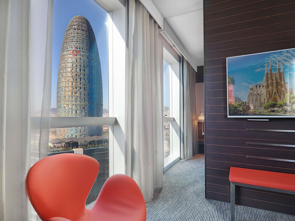 Suite, 1 cama de matrimonio con sofá cama del hotel Novotel Barcelona City. Foto 10
