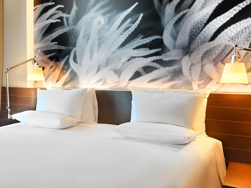 Suite, 1 cama de matrimonio con sofá cama del hotel Novotel Barcelona City. Foto 11