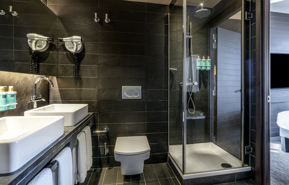 Suite, 1 cama de matrimonio con sofá cama del hotel Novotel Barcelona City. Foto 13