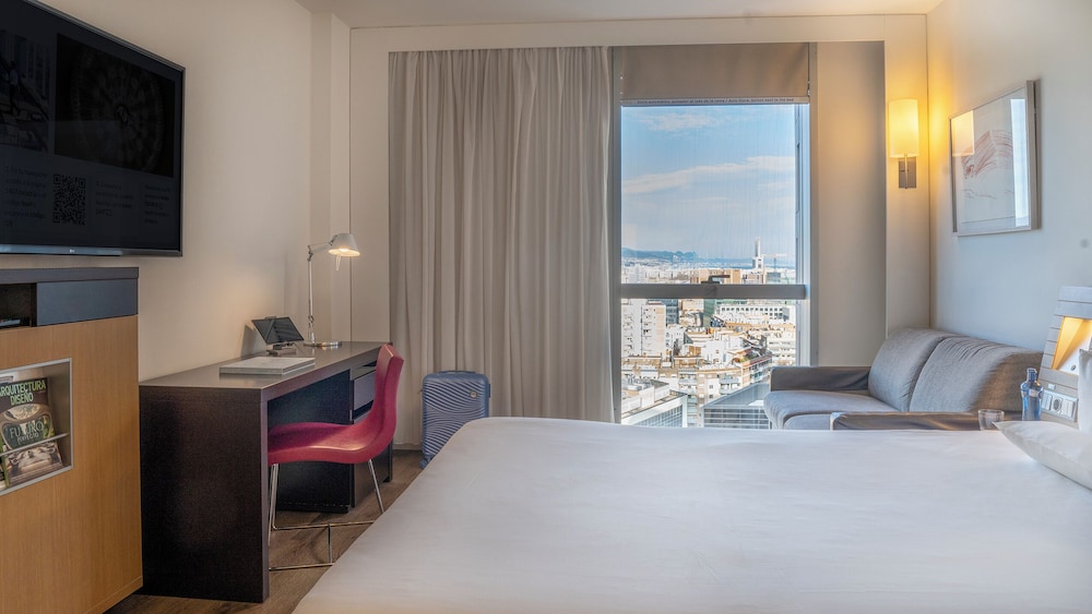 Habitación estándar, 1 cama de matrimonio, vistas a la ciudad del hotel Novotel Barcelona City. Foto 2
