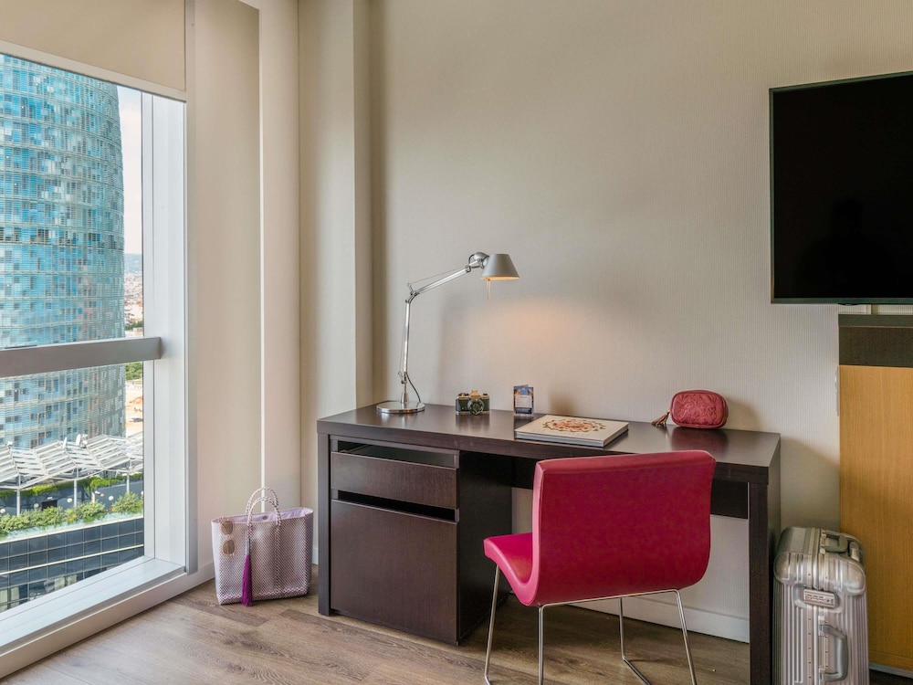 Habitación estándar, 1 cama de matrimonio, vistas a la ciudad del hotel Novotel Barcelona City. Foto 6