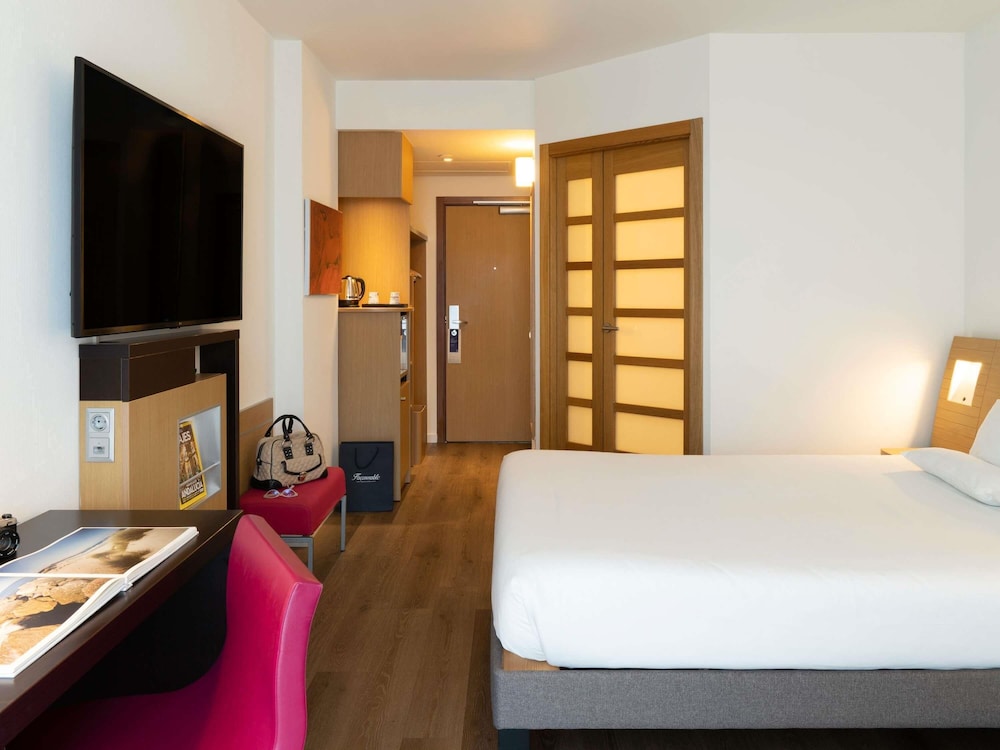 Habitación estándar, 1 cama de matrimonio, vistas a la ciudad del hotel Novotel Barcelona City. Foto 7