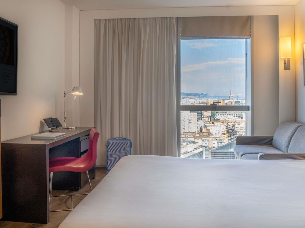 Habitación estándar, 1 cama de matrimonio, vistas a la ciudad del hotel Novotel Barcelona City. Foto 9