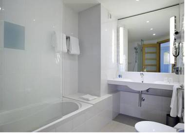 Habitación familiar Sofá Cama incluido del hotel Novotel Barcelona City. Foto 1