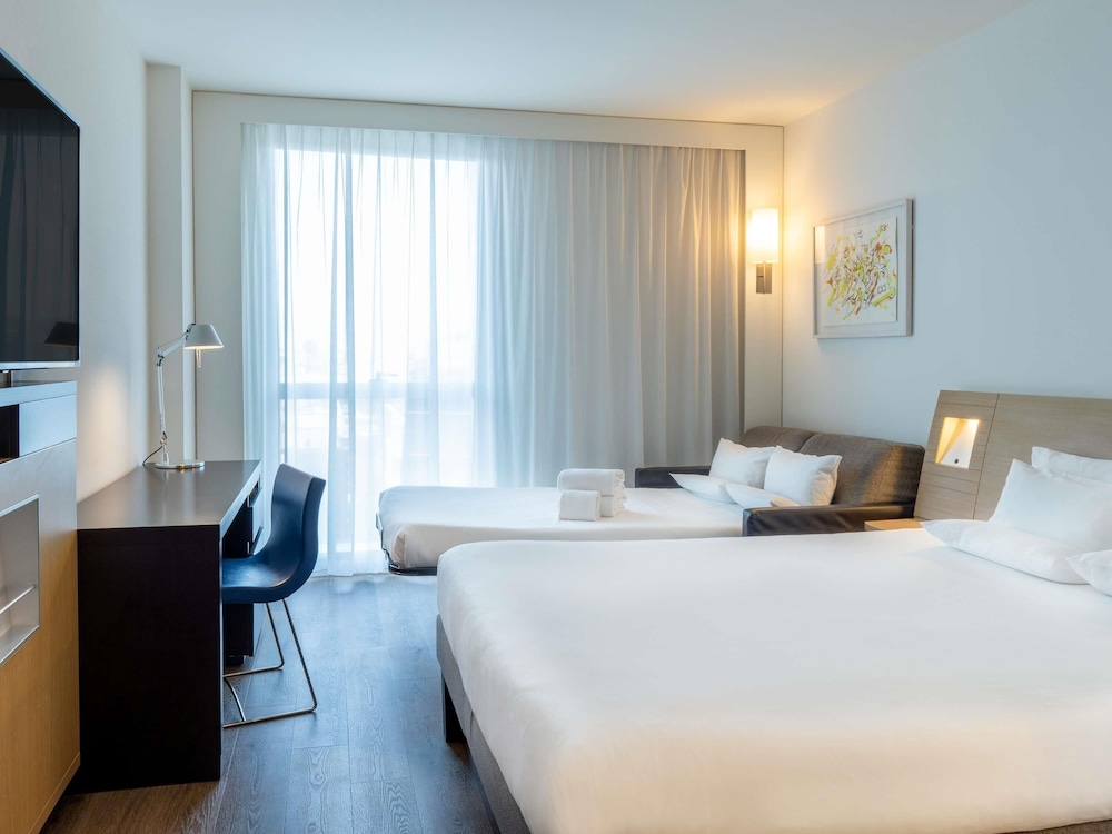 Habitación familiar, 1 cama de matrimonio con sofá cama del hotel Novotel Barcelona City. Foto 3