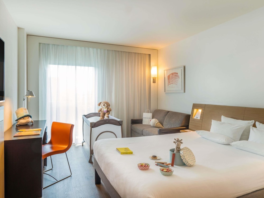Habitación familiar, 1 cama de matrimonio con sofá cama del hotel Novotel Barcelona City. Foto 5