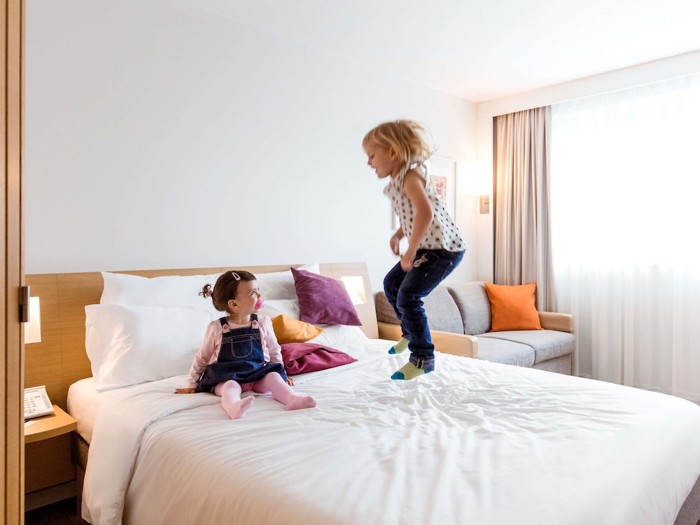 Habitación familiar, 1 cama de matrimonio con sofá cama del hotel Novotel Barcelona City. Foto 7